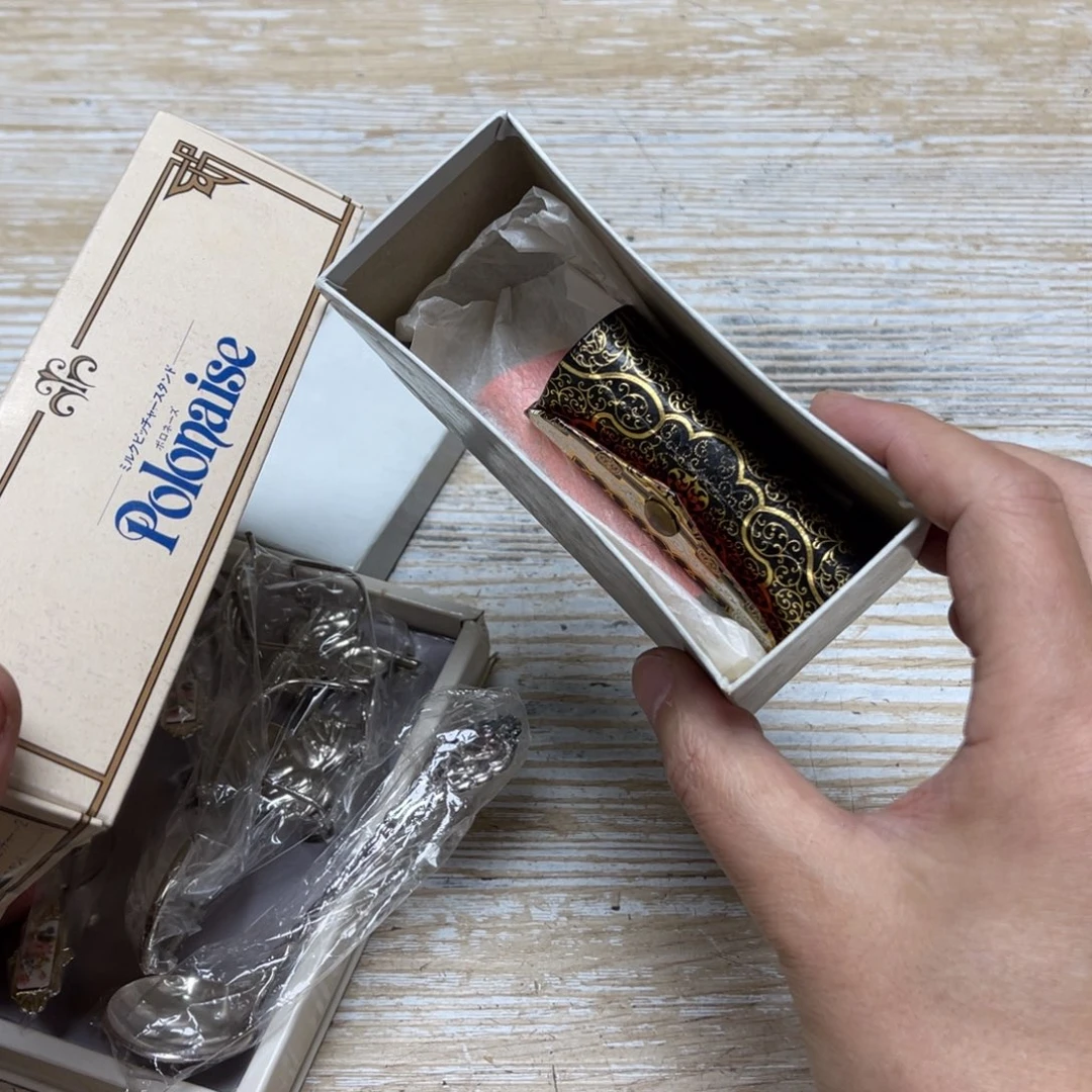 瓷片料****厨密密麻麻地排列着