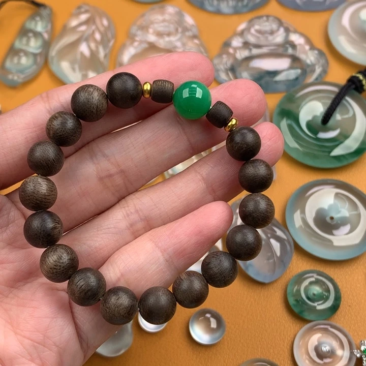 颈饰未镶嵌翡翠…..