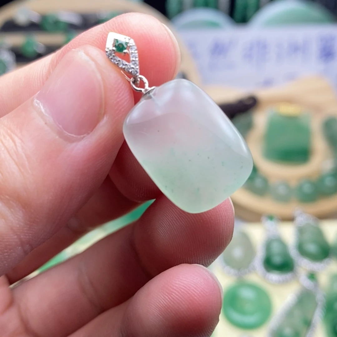 未镶嵌石英质玉（非洲翠）车挂