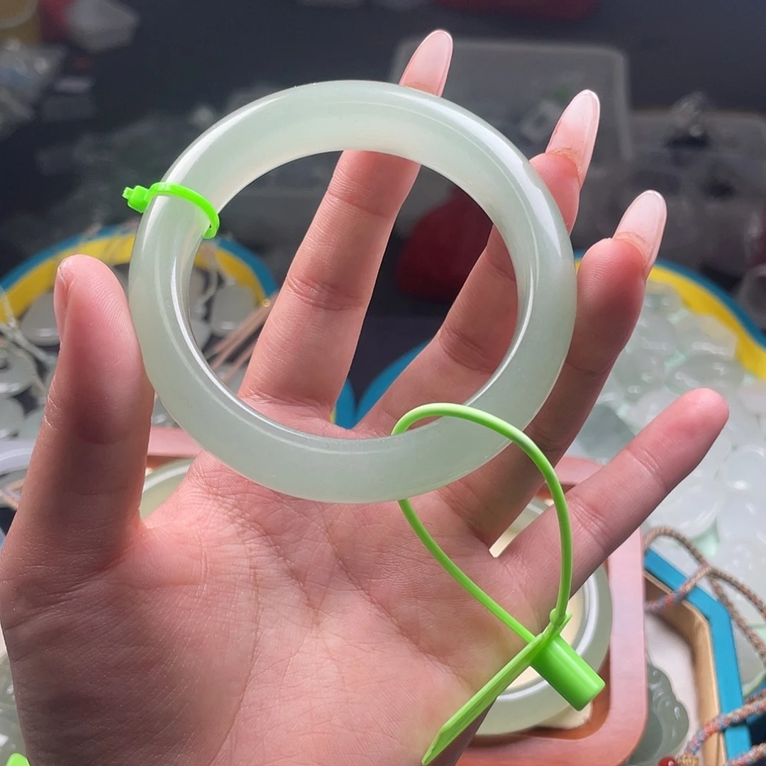 小***湖石英质玉未镶嵌手镯