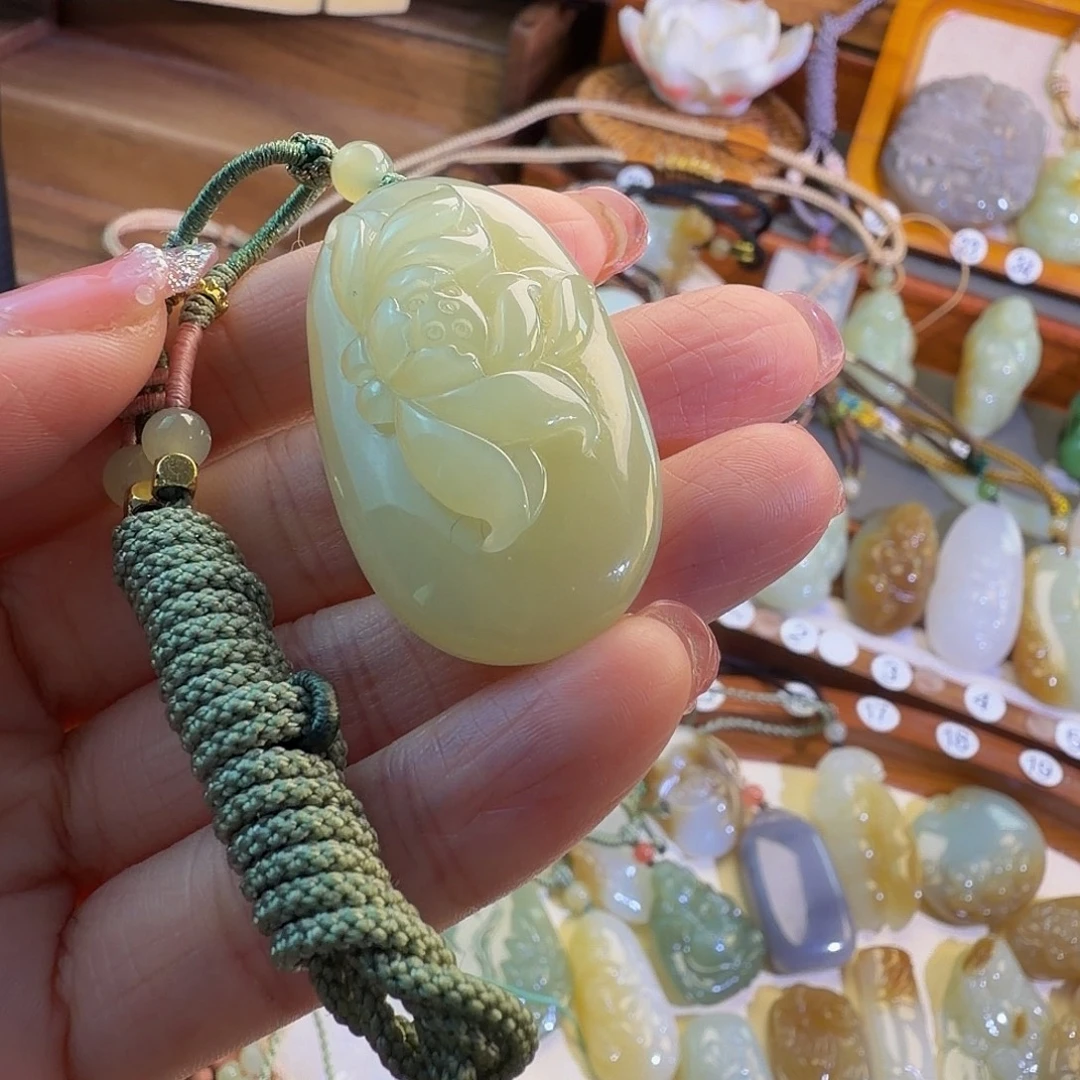 暮***云和田玉未镶嵌颈饰