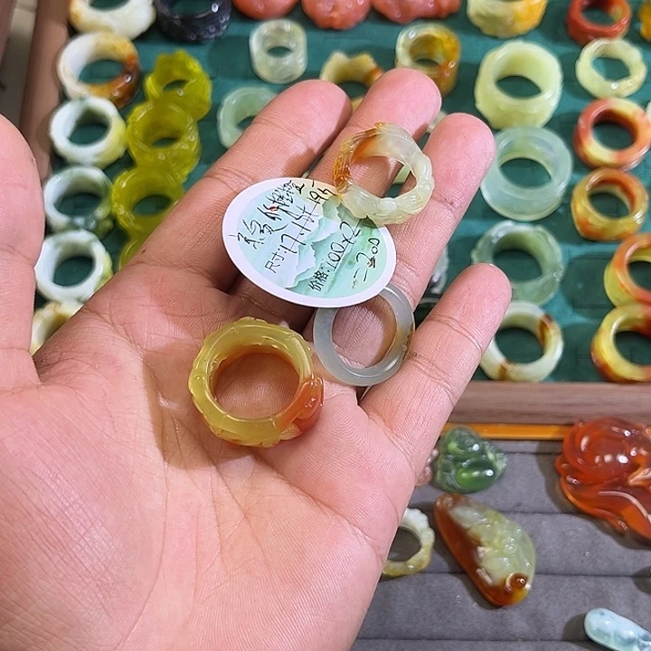 亲***橙蛇纹石玉未镶嵌戒指