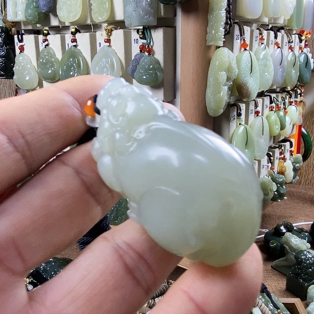 莫***生和田玉未镶嵌颈饰