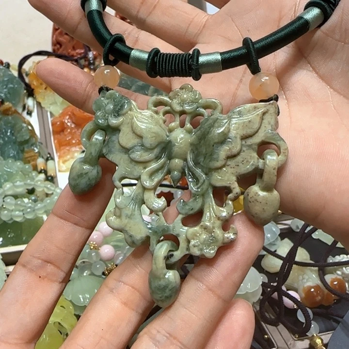 蛇纹石玉未镶嵌吊坠