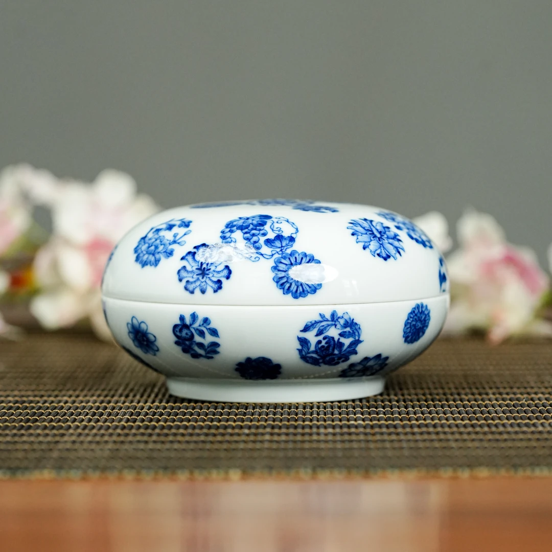 【小乔赏瓷】慎静斋 景德镇手工手绘柴窑青花团花团果印泥盒sjz18