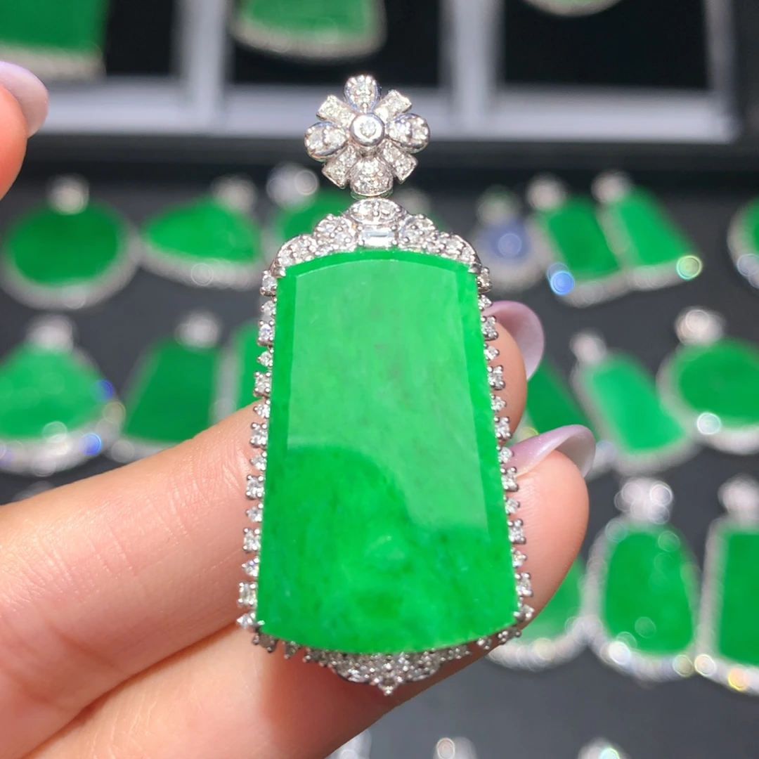 翡翠颈饰18K金镶嵌翡翠