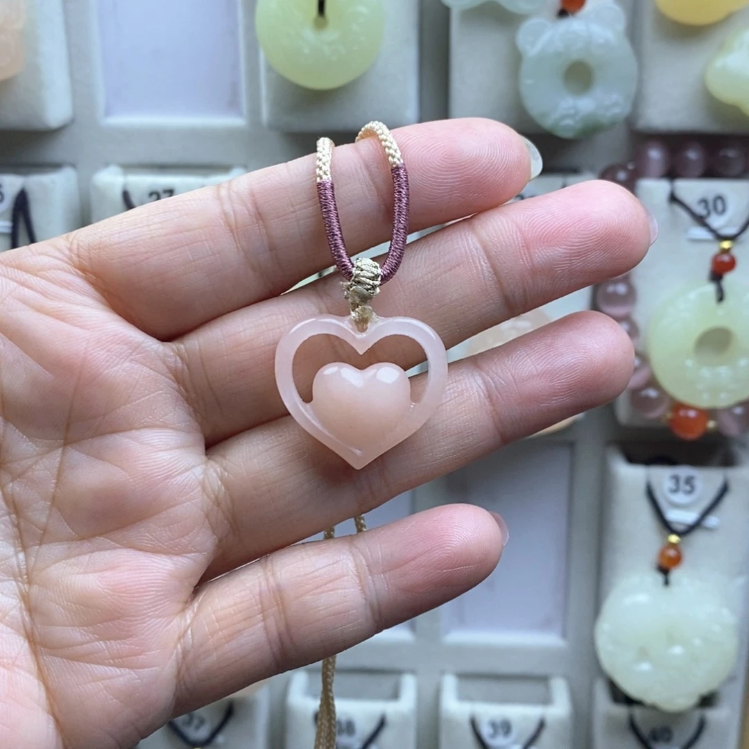 颈饰未镶嵌石英质玉（金丝玉）心****。