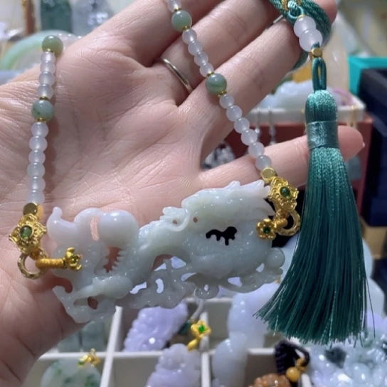 翡翠未镶嵌颈饰龙玉横挂件