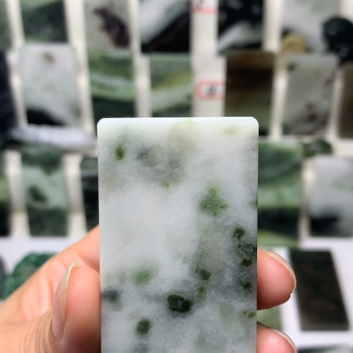 小***.独山玉未镶嵌颈饰