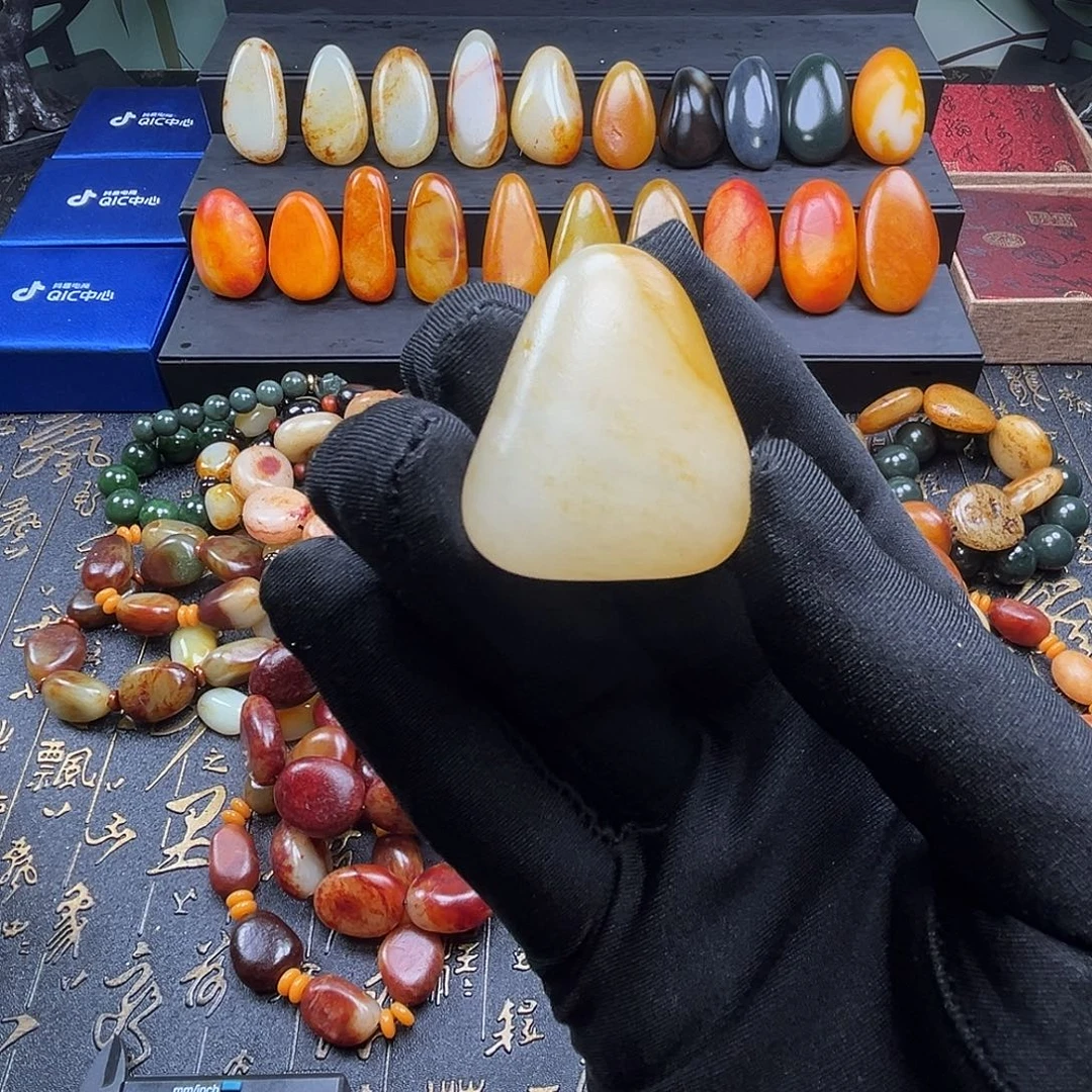 和田玉未镶嵌吊坠(赠链)