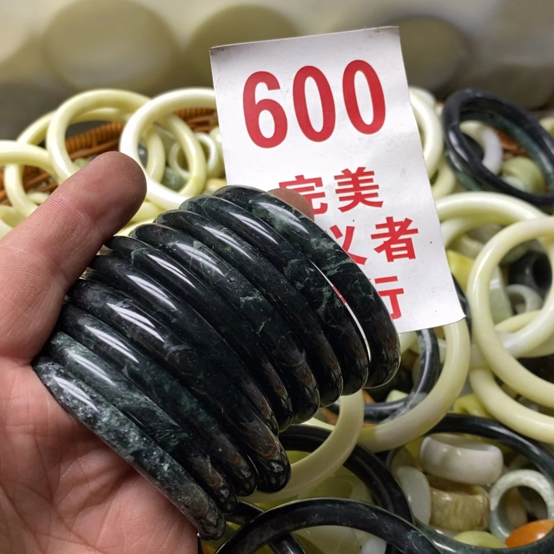 蛇纹石玉挂坠未镶嵌