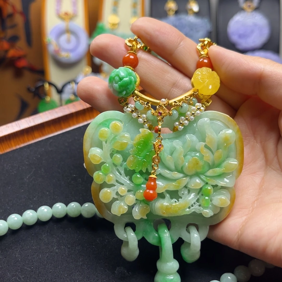 翡翠未镶嵌颈饰阳绿