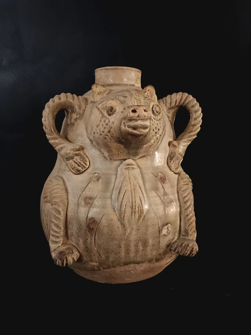 原始青瓷兽型尊，高22公分，直径19公分。平底足，全品相。