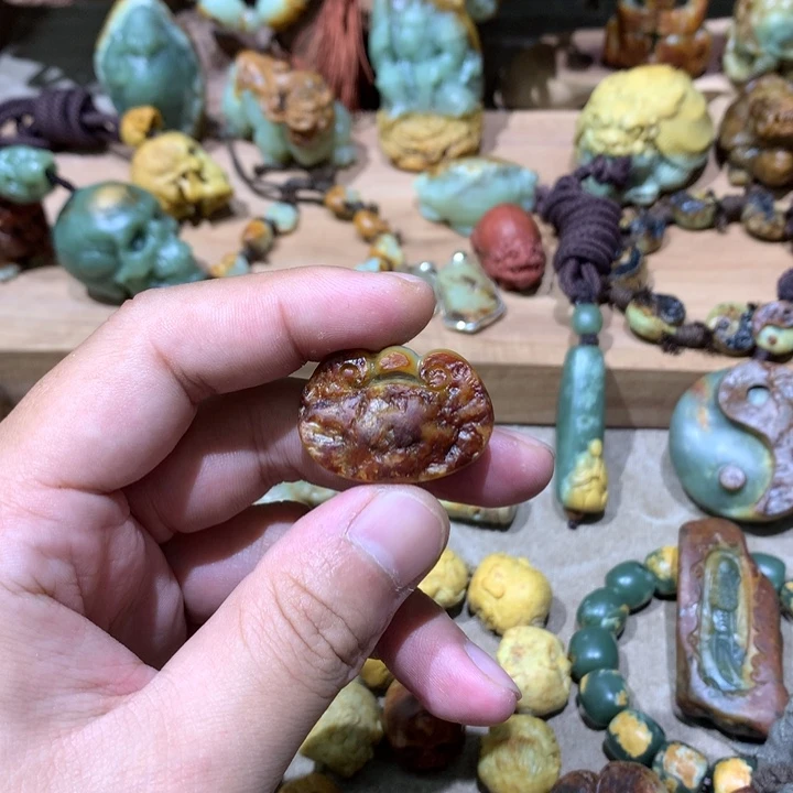 未镶嵌岫岩河磨玉（透闪石质玉）挂件