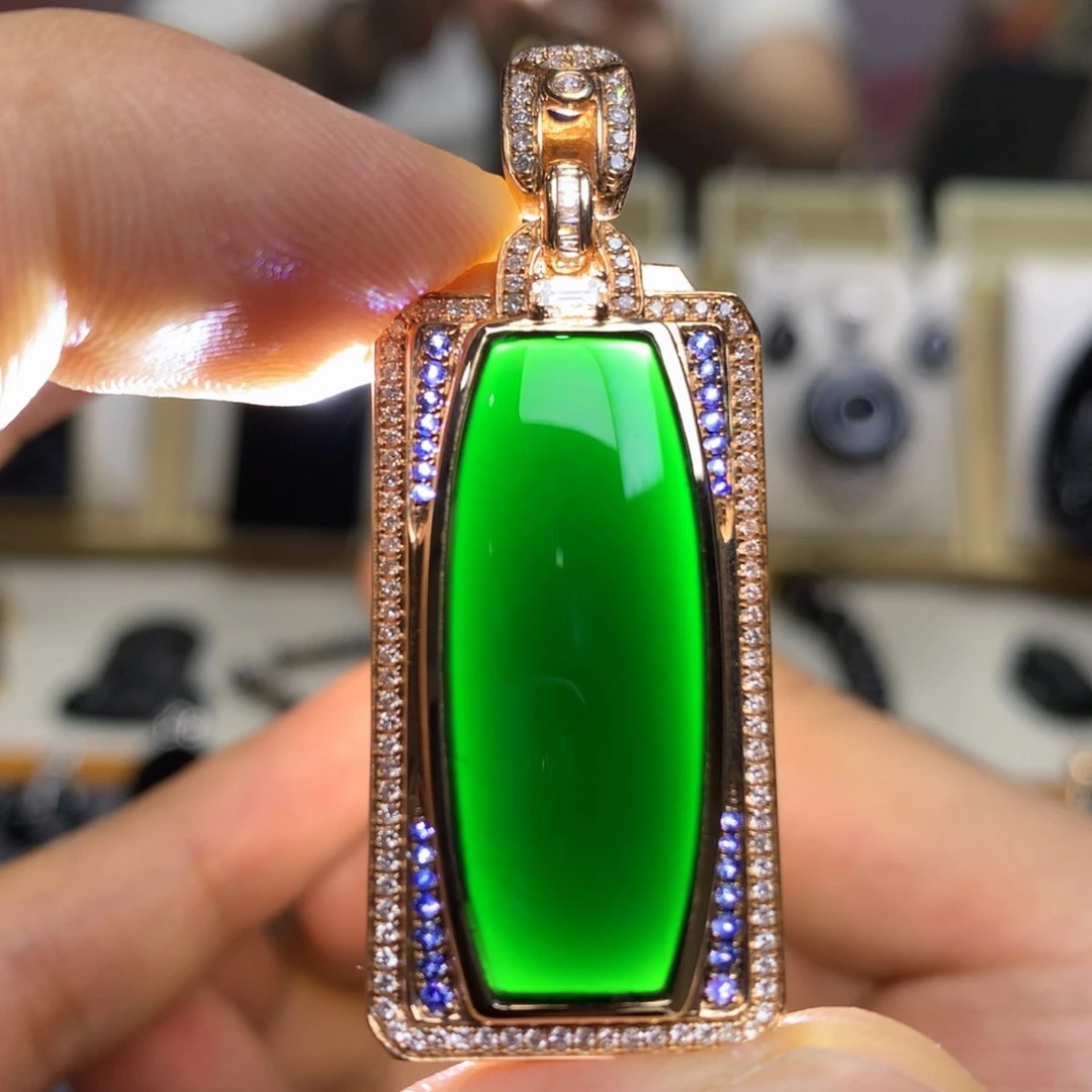 颈饰18K金镶嵌翡翠墨翠无事牌