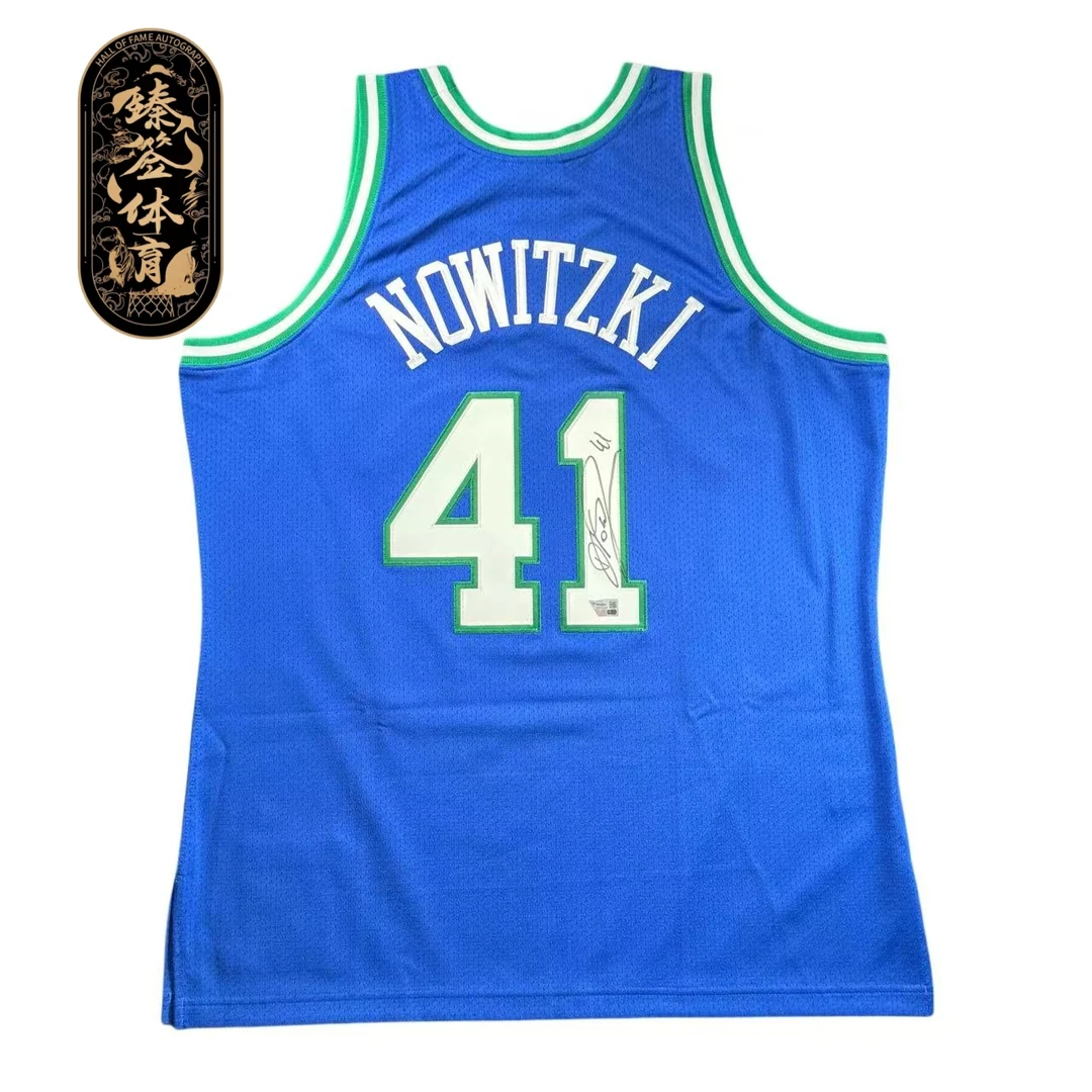 【臻签体育】诺维茨基亲签98-99小牛队Au球衣收藏（FA认证）