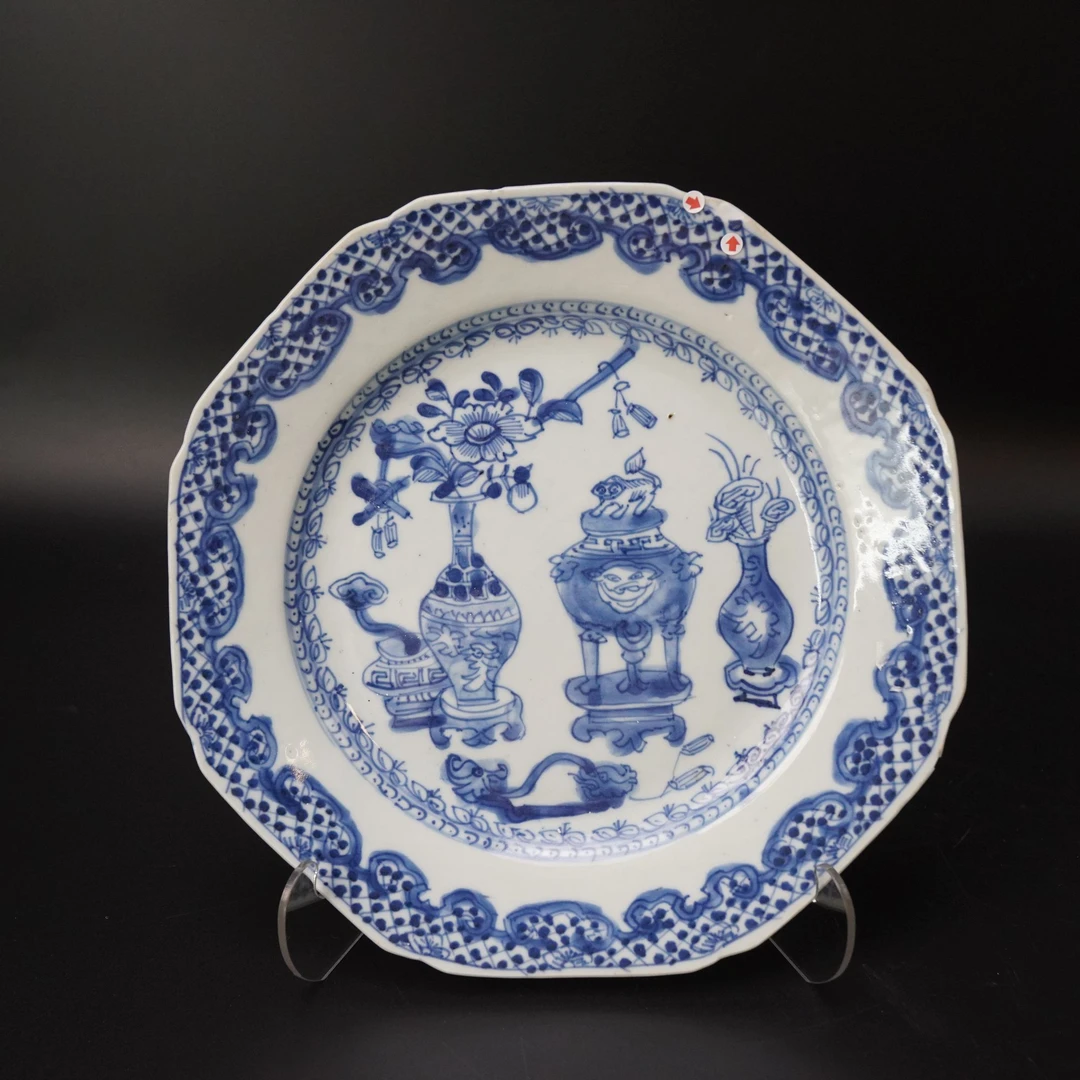 Lot.25091341清乾隆青花博古花卉纹赏盘 直径：约22.5cm