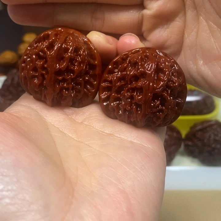 文玩核桃吊坠白狮子