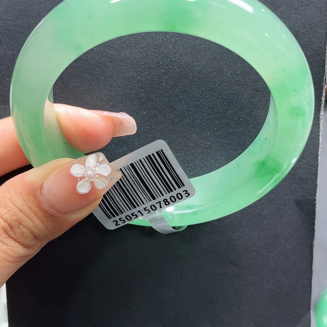 新***站石英质玉手镯未镶嵌