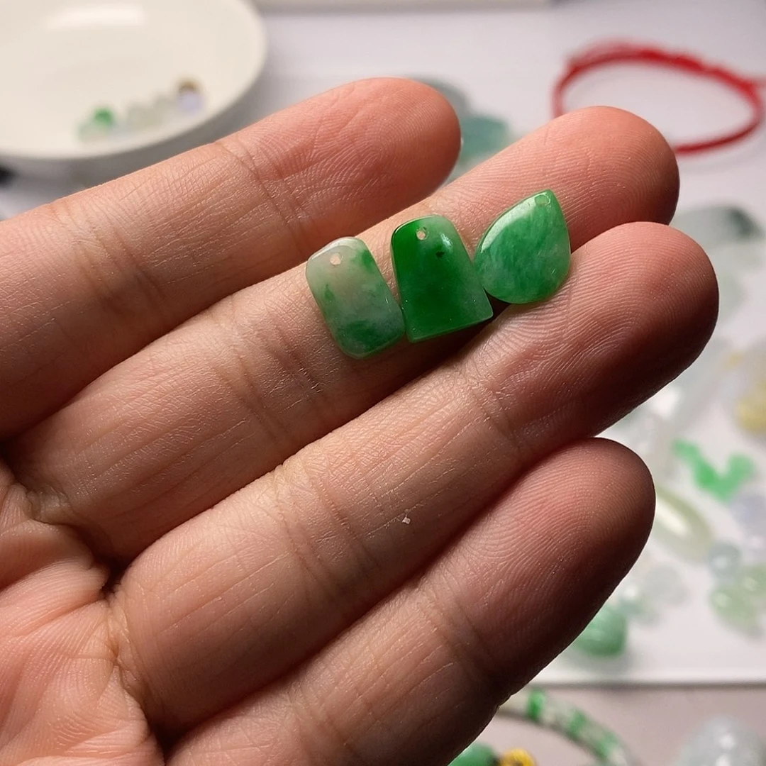 翡翠颈饰未镶嵌邓****?天然翡翠