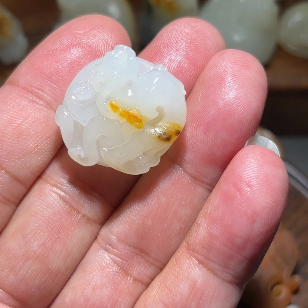 l***s和田玉未镶嵌颈饰