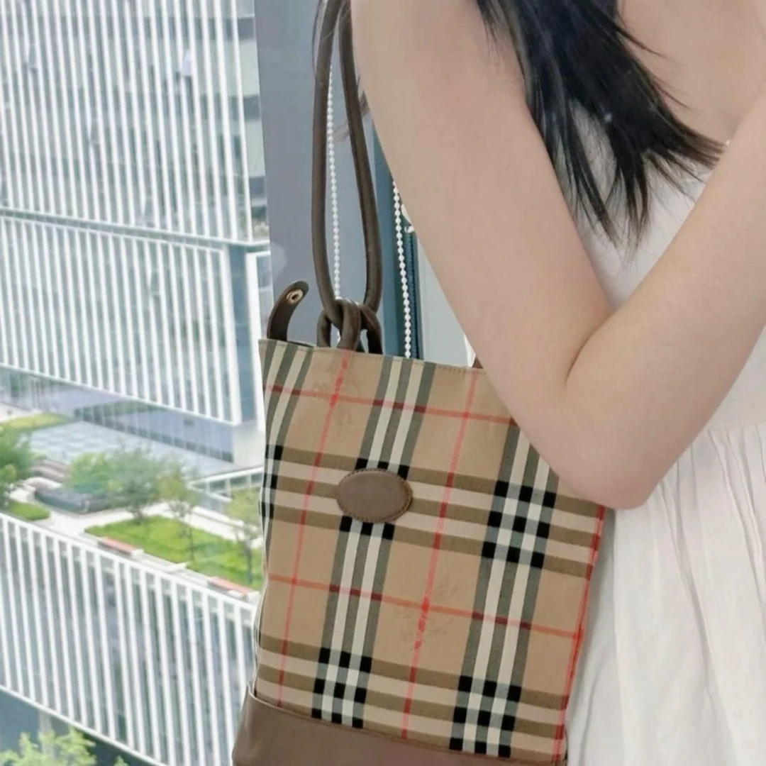 95新 BURBERRY/博柏利 大吉中古/博柏利战马印花格纹水桶单肩包