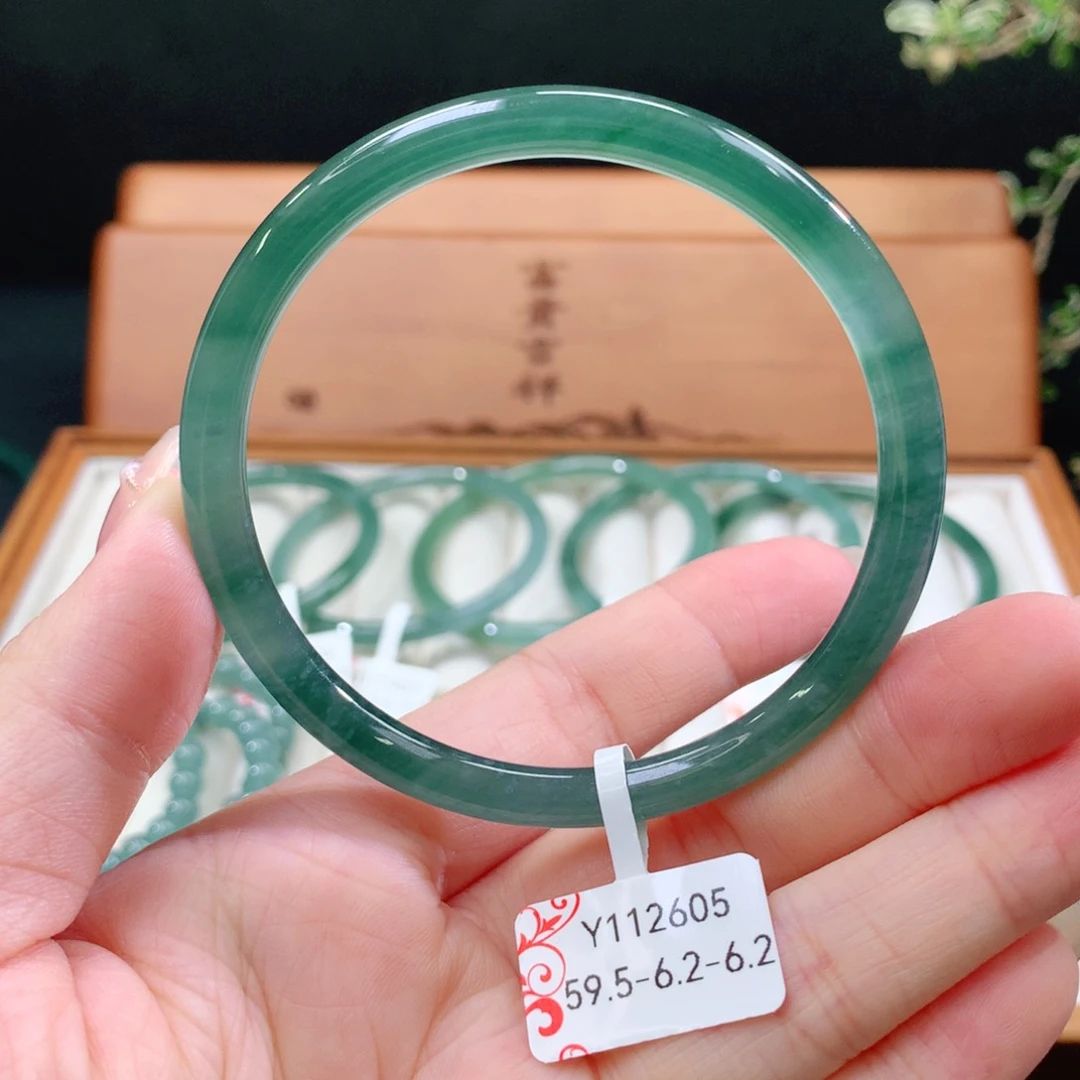 翡翠手镯未镶嵌天然