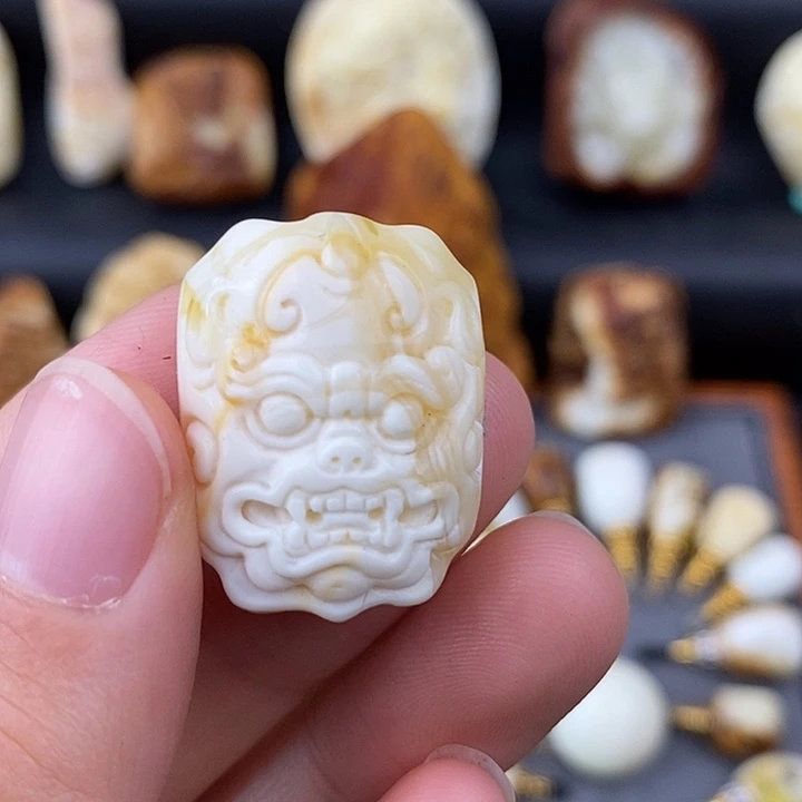 琥珀未镶嵌裸石兽面c699