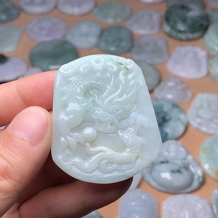 翡翠未镶嵌颈饰龙牌