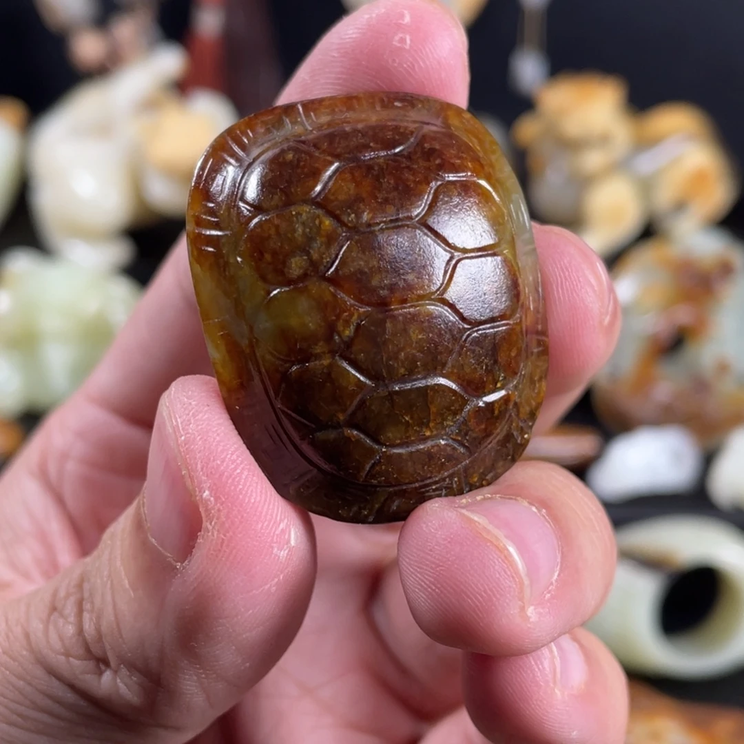 青***衣和田玉未镶嵌颈饰