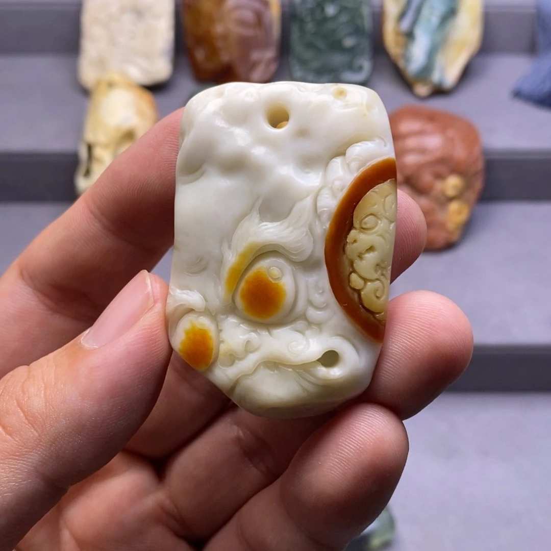 2***点岫玉未镶嵌颈饰挂件