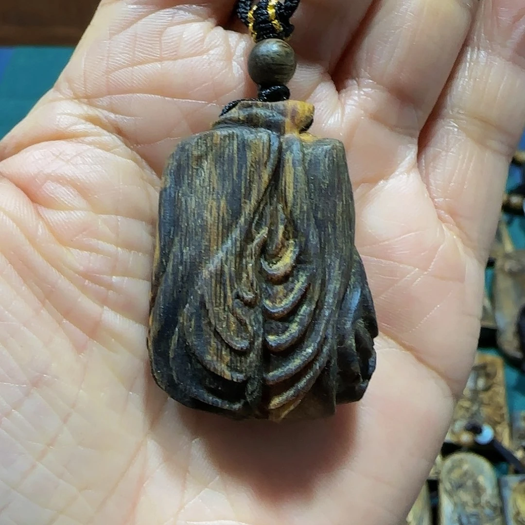 沉香吊坠海南白奇乌身瘤疤雕刻聚百财带绳9.8克