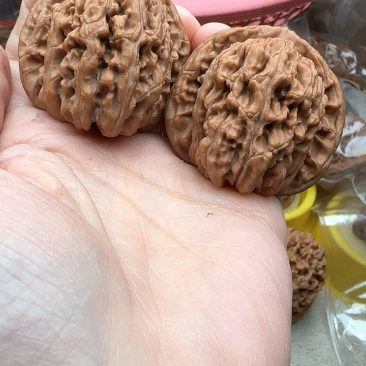 文玩核桃吊坠只**你房山楼子42尖伤