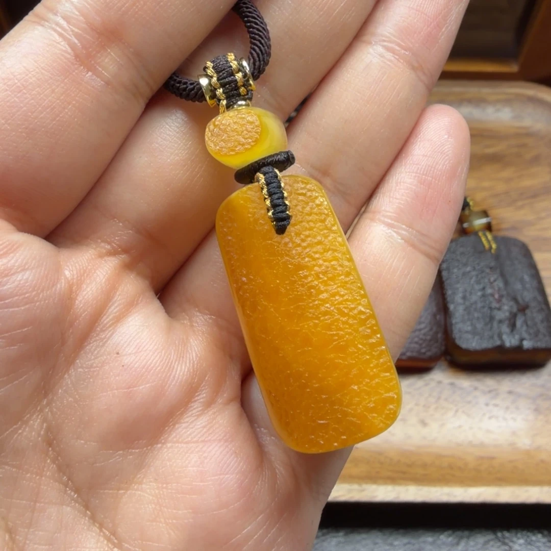 琥珀未镶嵌吊坠(赠链)