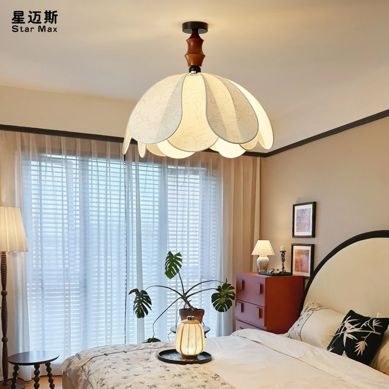 法式奶油风吊灯简约餐厅房间卧室吸顶灯日式中古风艺术感花瓣灯