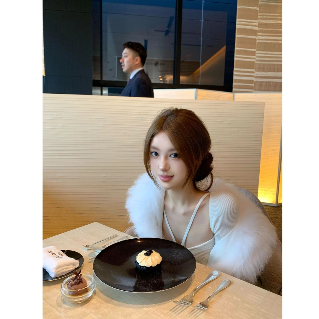 法式气质女神2025秋冬新款设计感皮毛一体毛毛外套女配显瘦连衣裙