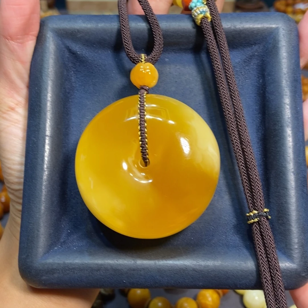 浅***念未镶嵌颈饰琥珀蜜蜡