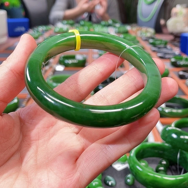 和田玉手镯未镶嵌辣阳绿