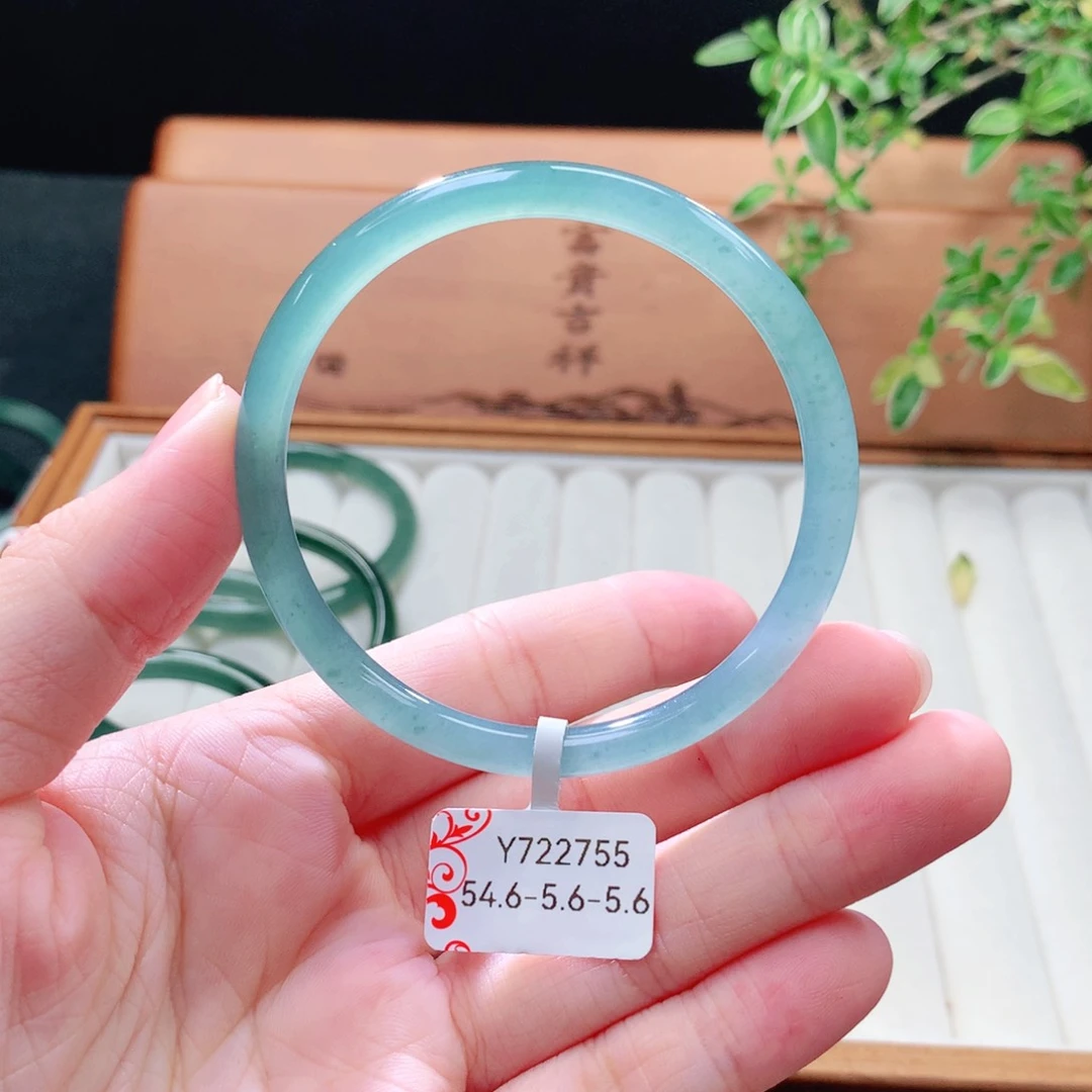 未镶嵌手镯（圆镯）翡翠
