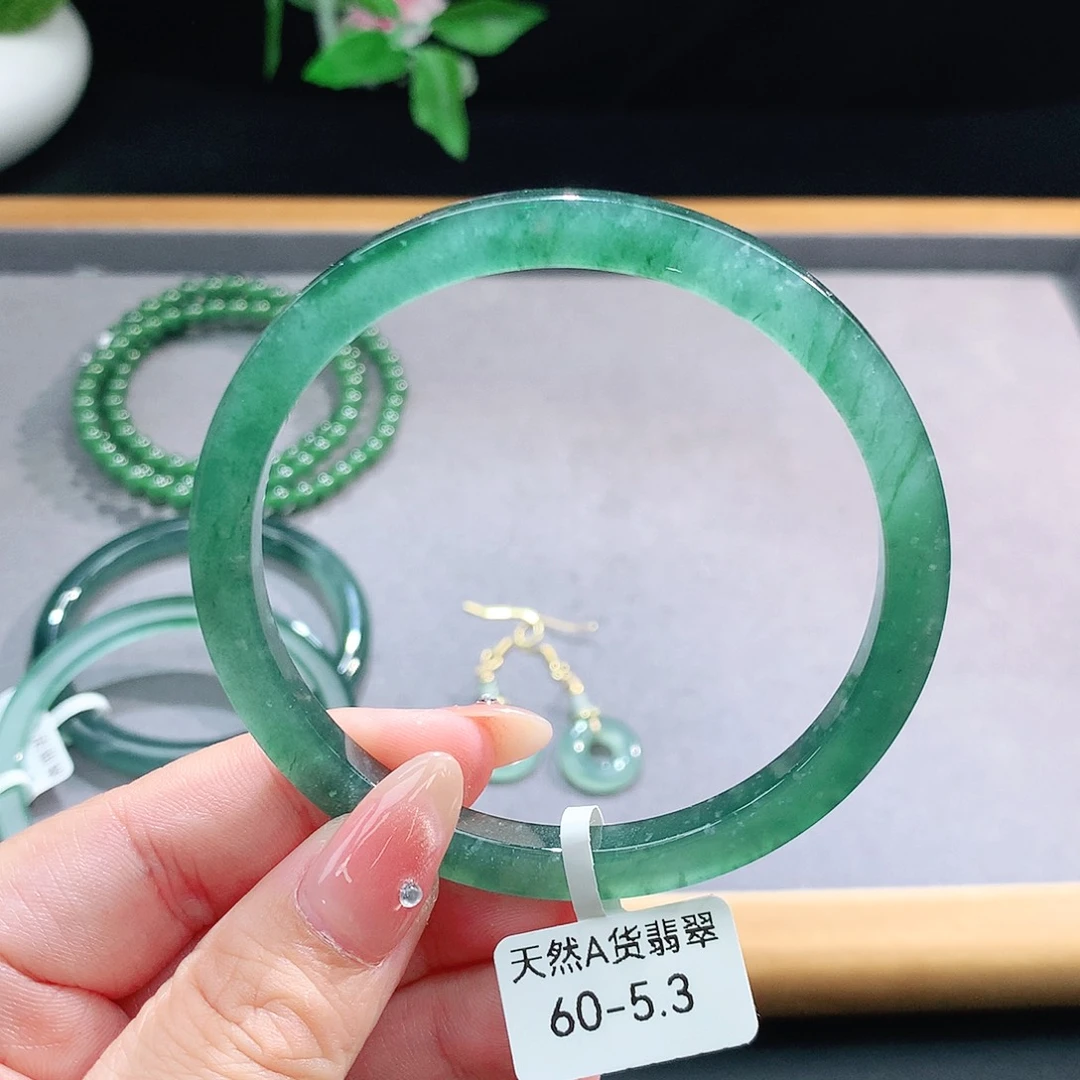 未镶嵌手镯（圆镯）翡翠