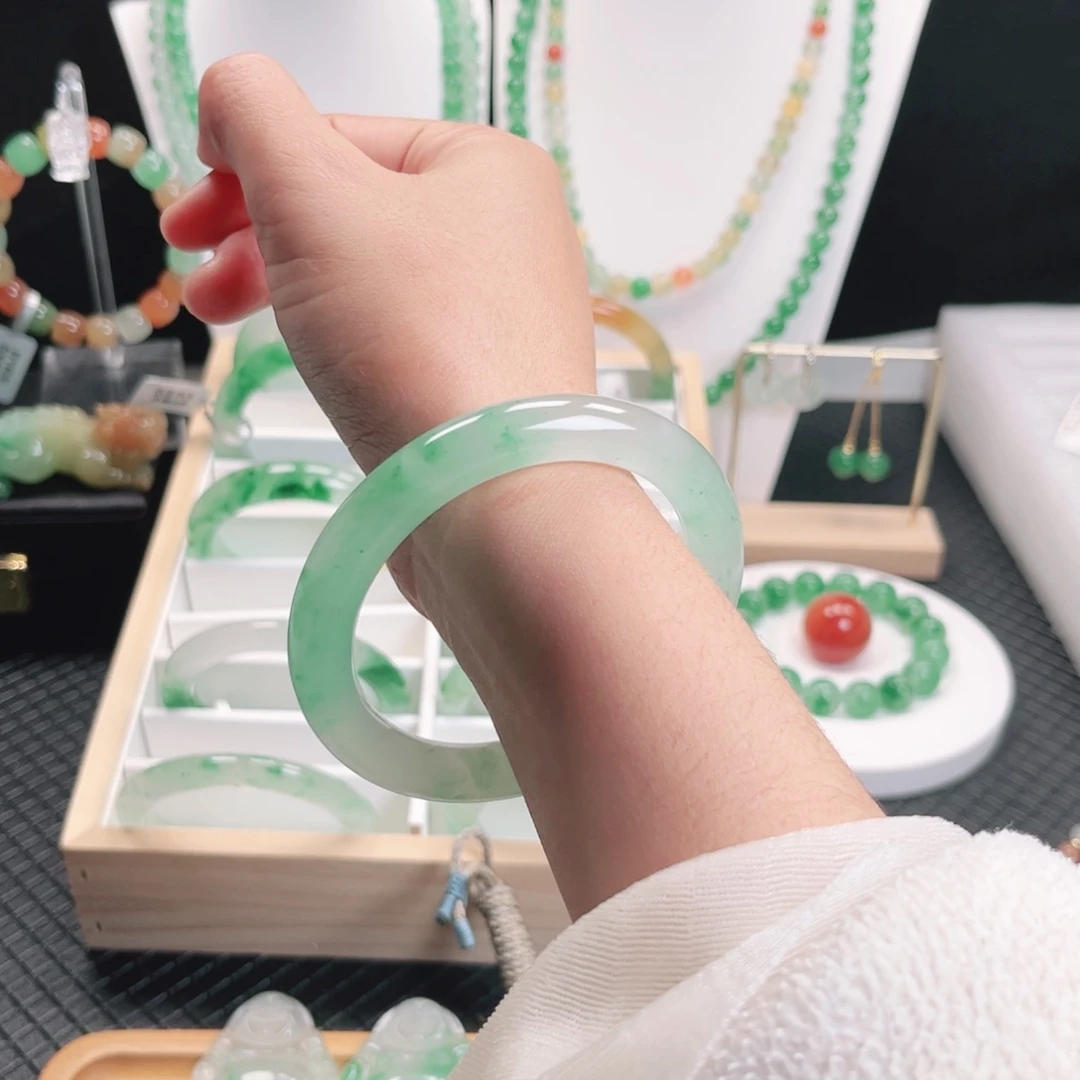 石英质玉未镶嵌手镯（圆镯）59