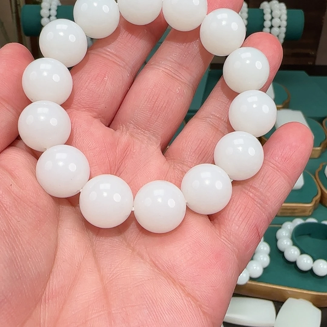 凌***.和田玉未镶嵌颈饰