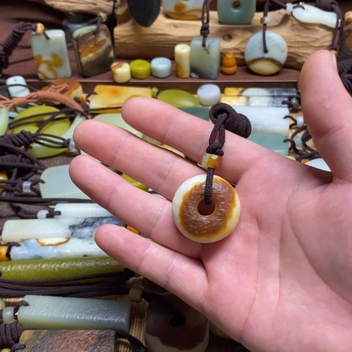 蛇纹石玉挂件未镶嵌夜**?