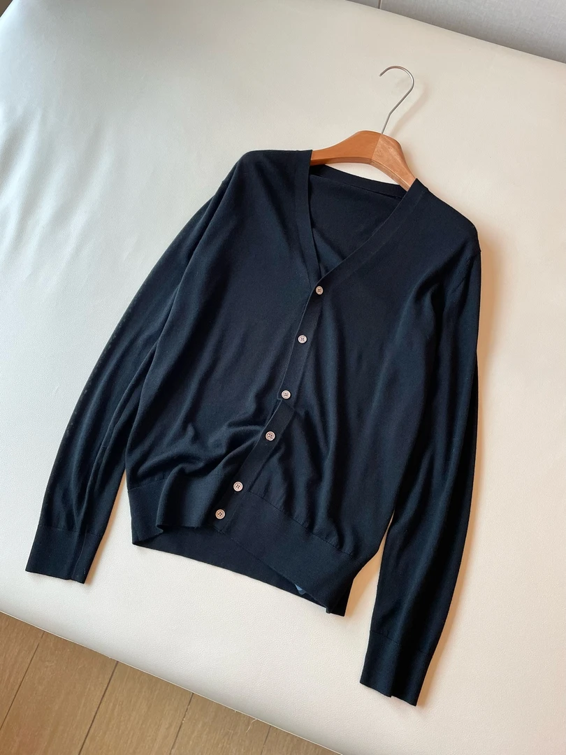 男士秋冬款针织羊毛衫时尚简约男装黑色针织V领羊毛衫极简风V领衫