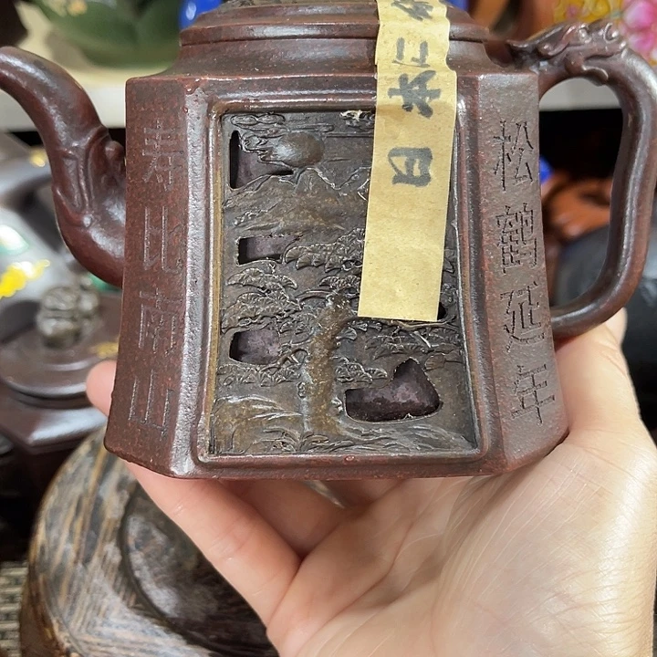 茶壶紫泥原矿泥料手工制作的一把紫砂壶。
