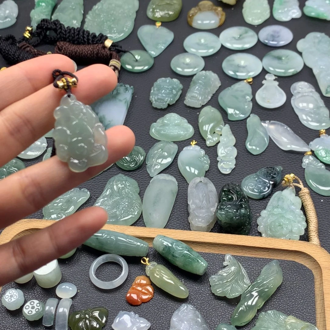 翡翠颈饰未镶嵌九尾狐