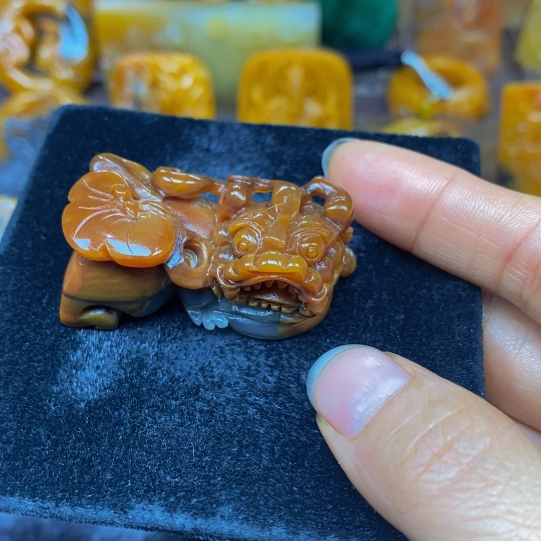 未镶嵌石英质玉（黄龙玉）颈饰