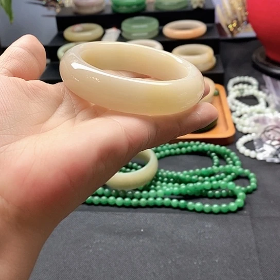 未镶嵌手镯石英质玉卡**诺