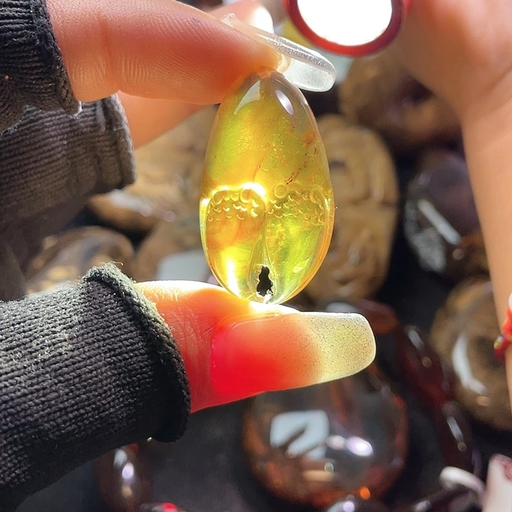 琥珀裸石未镶嵌？