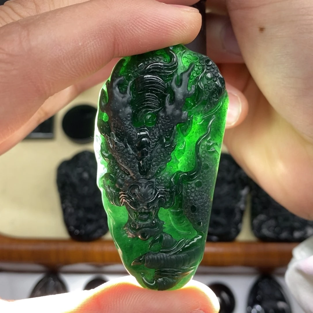 翡翠颈饰未镶嵌龙牌